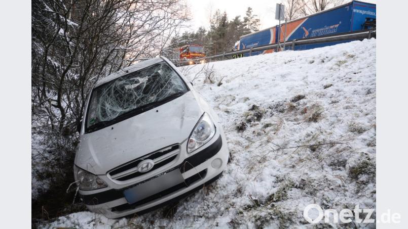 Die plötzliche Glätte auf den Straßen wird einer Fahrerin aus dem Landkreis Neustadt/WN zum Verhängnis. Bild: Gabi Schönberger