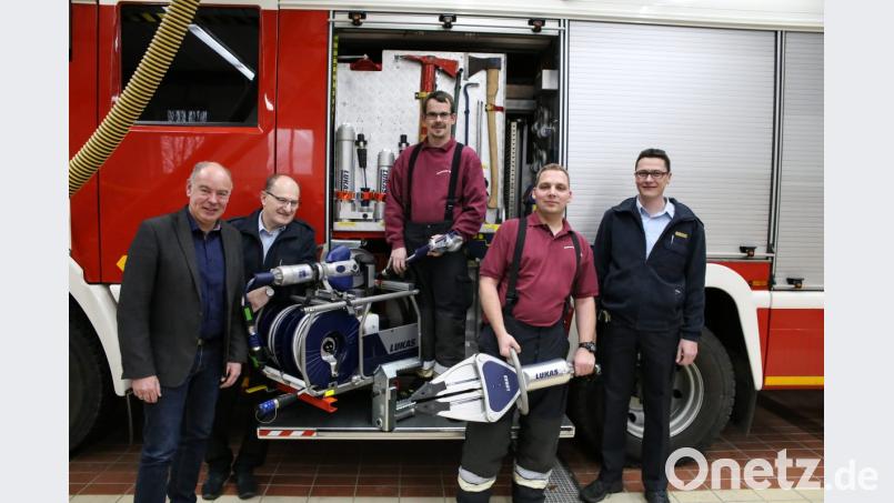 Bürgermeister Roland Strehl links) übergibt den neuen hydraulischen Rettungssatz der Feuerwehr Haselmühl an Kreisbrandmeister Armin Daubenmerkl, stellvertretenden Kommandant Rudi Schüller, Kommandant Michael Reindl und Kreisbrandinspektor Hubert Blödt. Bild: egl