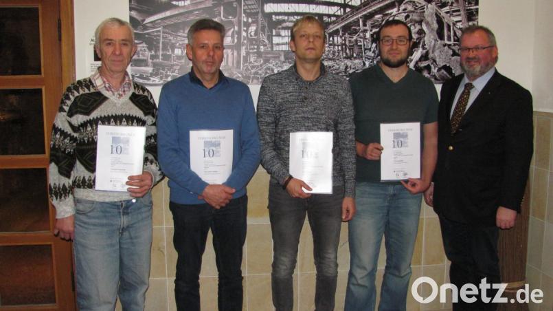 Firmenchef Anton Forster (rechts) ehrt langjährige Mitarbeiter. Eine Urkunde für zehnjährige Firmenzugehörigkeit erhalten (von links) Alexander Wilmann, Wolfgang Sommer, Achim Rosner und Stefan Meixner. Bild: sei