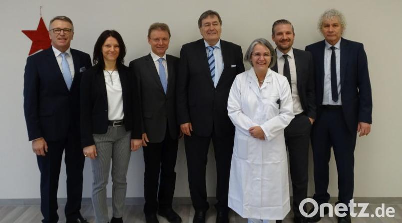 Dr. Alexandra Barthmann (Dritte von rechts) ist neue Chefärztin am Krankenhaus in Tirschenreuth. Zum Einstand gratulieren (von links) Bürgermeister Franz Stahl, Krankenhausleiterin Claudia Kost, Prokurist Manfred Tretter, Vorgänger Professor Rudolf Ascherl, Personalchef Martin Neuhaus und Landrat Wolfgang Lippert. Bild: rti