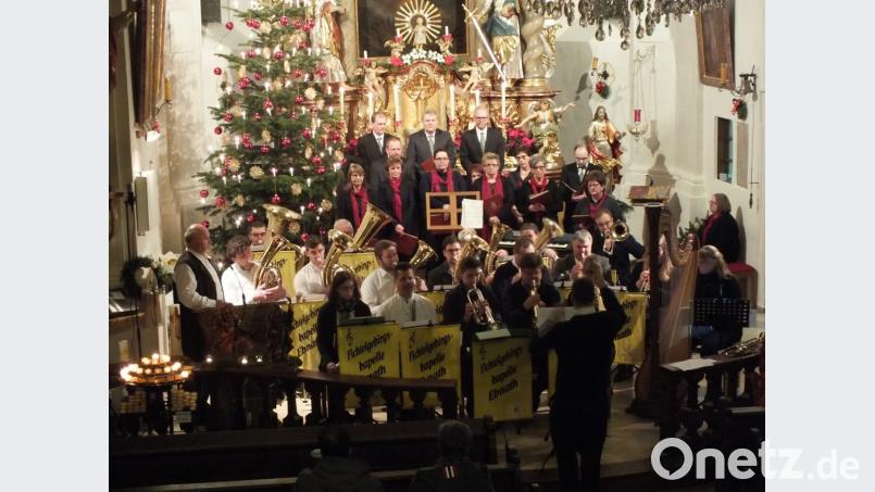 Kirchenchor und Fichtelgebirgskapelle im Altarraum beim Konzert. Bild: soj