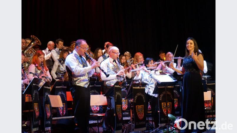 Dirigentin Sabrina Hinz (rechts) nimmt die Konzertbesucher mit ihrem knapp 40-köpfigen Orchester auf eine rund zweieinhalbstündige musikalische Reise mit. Bild: abi