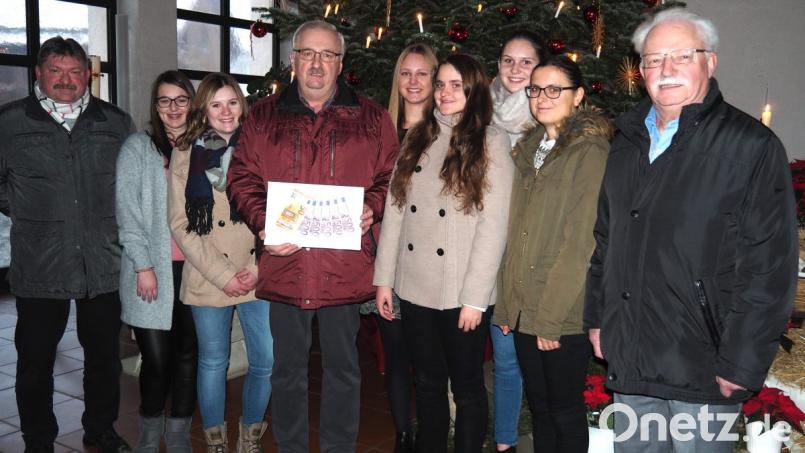 Hans-Peter Reil, Annika Pankotsch, Hannah Reil, Herbert Putzer, Alexandra Jaworski, Sophia Mäckl, Annelie Kraus, Julia Mäckl und Organisator Georg Schmidbauer (von links) sind überzeugt, dass die Spende bei der Kinderkrebshilfe gut angelegt ist. Bild: fvo