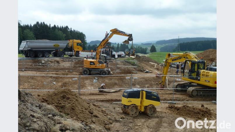 Ein &quot;Krater&quot; mit vier Metern Tiefe erstreckt sich auf der Bundesstraße 22 zwischen Johannisberg und Winklarn. Die MERO Germany GmbH nutzte die Gelegenheit, einen kleinen Defekt an der Rohrisolierung zu beheben. Bild: ptr