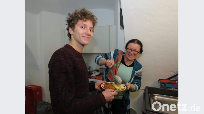 Da sagt auch ein König nicht Nein: Jeder Sternsinger bekommt als kleines Dankeschön und zur Motivation zum Mittagessen Schnitzel mit Pommes Frittes. Bild: ubb