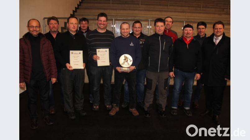 Die 1. Mannschaft des Vereins Schieber Bärnau (Mitte) holte sich den Landkreispokal bei den Hobby-Eisstockschützen. Die Plätze 2 und 3 belegten Teams der Eisstockfreunde aus Hohenthan. Mit im Bild stellvertretender Landrat Dr. Alfred Scheidler (links) und Mitterteichs 2. Bürgermeister Stefan Grillmeier (rechts). Bild: kro