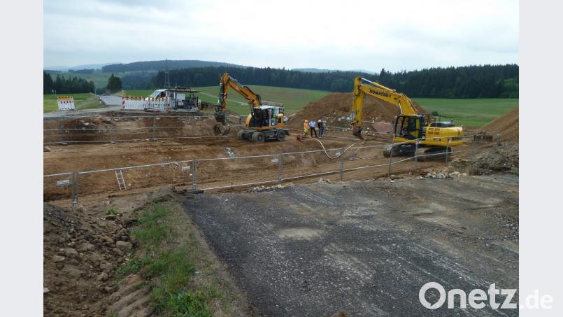 Hier hört die Straße plötzlich auf. Die MERO nutzt die Gelegenheit zur Reperatur eines kleinen Defekts an der Rohrisolierung einer Rohölleitung, welche die B22 in vier Metern Tiefe quert. Bild: ptr