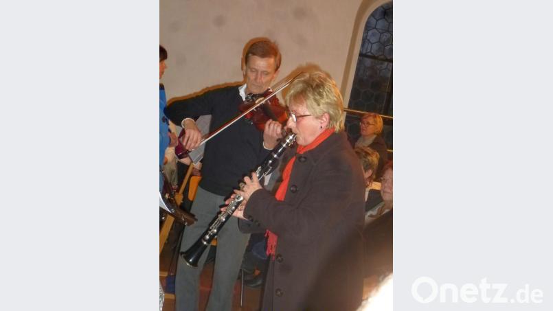 Angelika und Hans Wiendl steuerten mit Klarinette und Geige sehr eigene und ansprechende Musikstücke bei. Bild: mad
