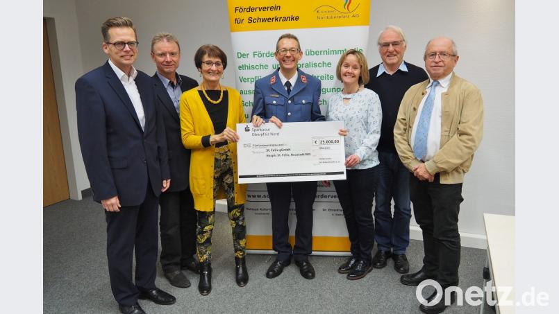 Eine Spende des Fördervereins für Schwerkranke von 25 000 Euro soll den Start des Hospiz St. Felix erleichtern (von links: Alexander Brittinger, Manfred Tretter, Waltraut Koller-Girke, Frank Becker, Susanne Wagner, sowie Ehrenfried Lachmann und Bernhard Steghöfer). Bild: Bühner