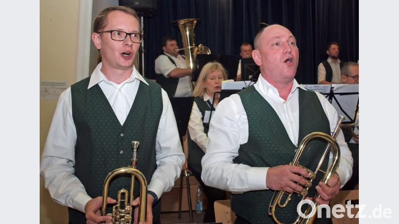 Andreas Kastl und Peter Diepold treffen nicht nur mit ihren Flügelhörnern sondern auch beim Singen den richtigen Ton. Bild: sön