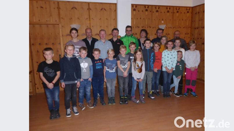 Die Kindergruppe und das Trainerteam beim Jahresrückblick des Karate Dojos Waldsassen
v. l. hinten, Lucio Fortelny, Jochen Rosner, Benjamin Fischer, Marco Pilsak, Franz Stierstorfer, Andrea Zeitler, Pavel Hroch, Klaus Zeitler. Bild: hrö