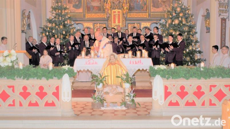 Pater Reinhold Schmitt feiert mit den Ministranten und dem Männergesangverein 1895 Pleystein im Hintergrund den Jahresabschlussgottesdienst. Bild: tu