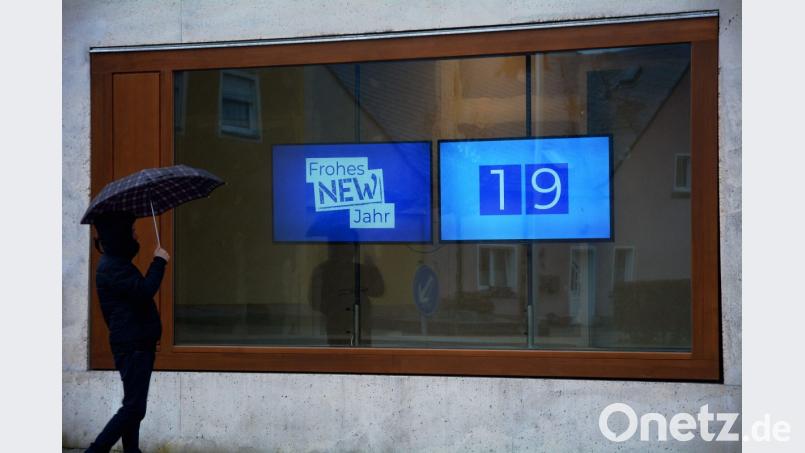 Seit NEW-Jahr lässt es das Landratsamt in Neustadt leuchten. Was es mit dieser Schaufenster-Botschaft am Landratsamt auf sich hat, soll erst am 20. Januar enthüllt werden. Bild: Gabi Schönberger