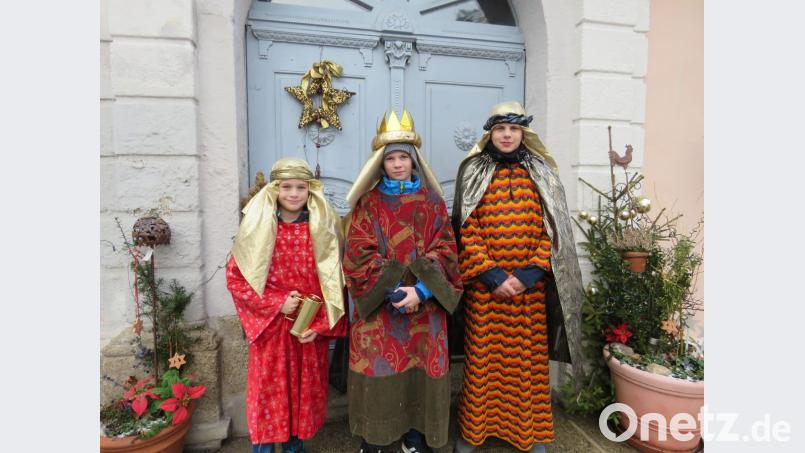 Draußen vor der Pfarrhoftür warten die drei Sternsinger Caspar, Melchior und Balthasar alias Emil, Jonas und Julius (von links) auf ihr "Taxi": Ihre Eltern fahren sie hinaus auf die Dörfer, wo ihr Einsatzgebiet ist. Bild: ubb