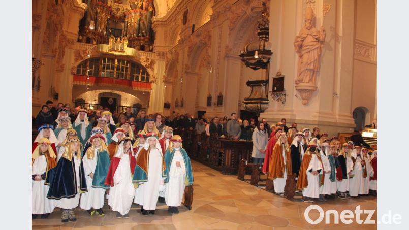 51 Sternsinger wurden am Abend des Neujahrstages in einem feierlichen Gottesdienst ausgesandt. Es war schon ein imposantes Bild. Bild: kro