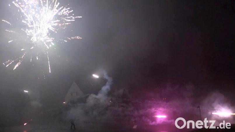 Zwei Männer beschießen sich in der Silvesternacht mit Raketen. Bild: Beer