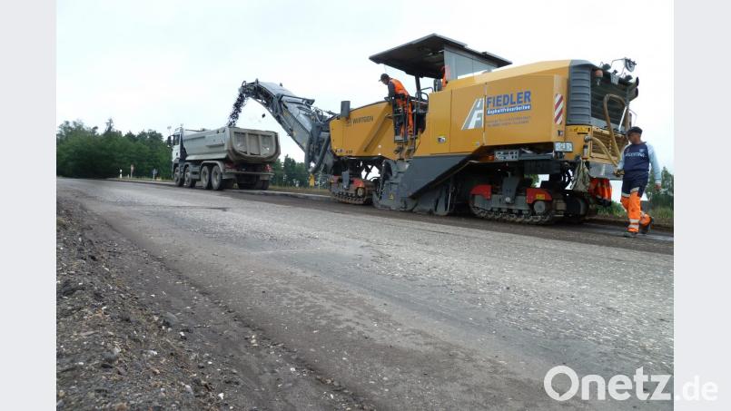 Die Asphaltfräse wird noch einige Tage im Einsatz sein. Bild: ptr