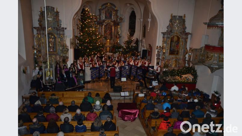 Mehrere Chöre und Ensembles schlossen sich in der Roggensteiner St. Erhard Kirche für ein Weihnachtskonzert zusammen. Bild: dob