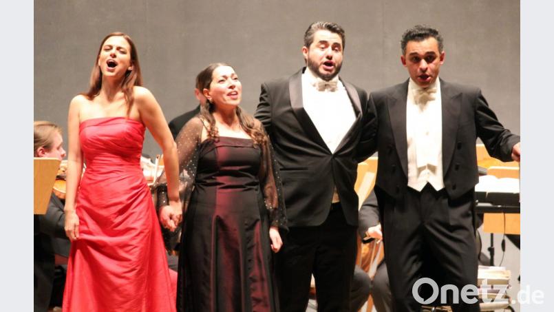 Große Stimmen beim Neujahrskonzert in der Max-Reger-Halle: (v.l.) Mezzosopran Dilara Bastar, Sopran Rena Karimov, Tenor Ibrahim Yesilay sowie Bariton Seymur Karimov. Bild: stg