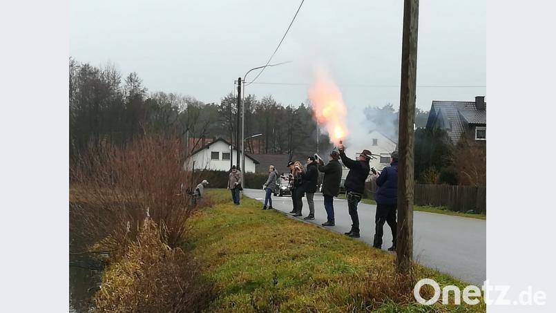 Mit krachenden Böllerschüssen verabschiedeten die Naabtalschützen Unterköblitz das alte Jahr. Bild: slh