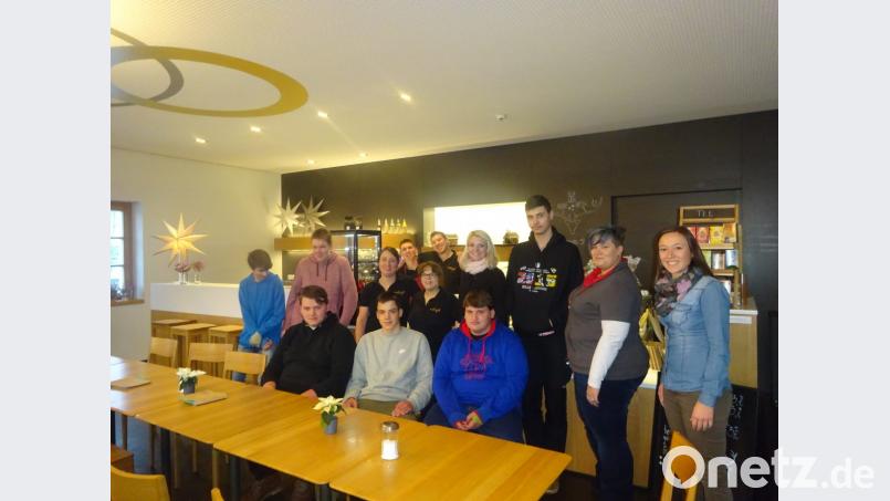 Schüler des Berufsvorbereitungsjahres im Museums-Café in Flossenbürg mit ihren Lehrkräften Johanna Rosner (rechts) und Miriam Sperber (4.v.r.) Bild: wrm
