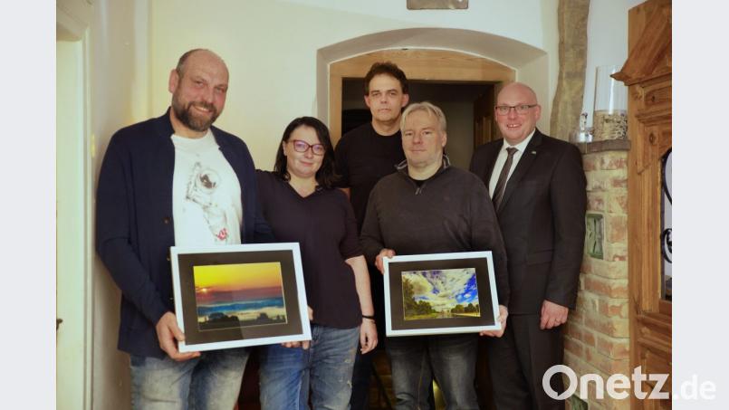 Die Sieger des Fotowettbewerbes "Rawetzer Kostbarkeiten" werden im Meisterhaus prämiert. Von links nach rechts: Mike Keller, Christin Weimbs, Markus Grund, Jürgen Mayer, Oberbürgermeister Oliver Weigel. Bild: exb