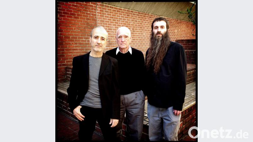 Das „New Standard Trio“ mit Bobby Previte (Schlagzeug), Steve Swallow (Bassgitarre) und Jamie Saft (Piano) ist auf den großen Bühnen der Welt unterwegs. Im intimen Ambiente eines kleinen Clubs gewinnt ihre Musik neue Dimensionen. Am 27. April gastieren sie beim Jazz-Zirkel. Bild: exb