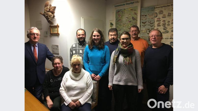 Der neue Vorstand der Emersch´dorfer Hobby-Pusterer: Zweiter Bürgermeister Michael Götz (von links) sagt danke an Kassiererin Ursula Blaeßius und Beisitzerin Sibille Möttig (beide sitzend), Vorsitzenden Wolfgang Vieracker, Anita Vieracker (Schriftführerin), Kassenprüfer Jürgen Möttig, Beisitzerin Carolin Vieracker, stellvertretender Vorsitzender Willi Kastner und Kassenprüfer Peter Endres. Bild: gm