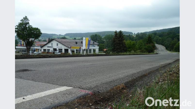 Kurz hinter der Einfahrt nach Oberviechtach im Gewerbepark - auf Höhe des Autohauses Hanauer - beginnt die neun Kilometer lange Sanierungsstrecke der Bundesstraße 22 bis zur Landkreisgrenze Schwandorf/Cham. Bild: ptr