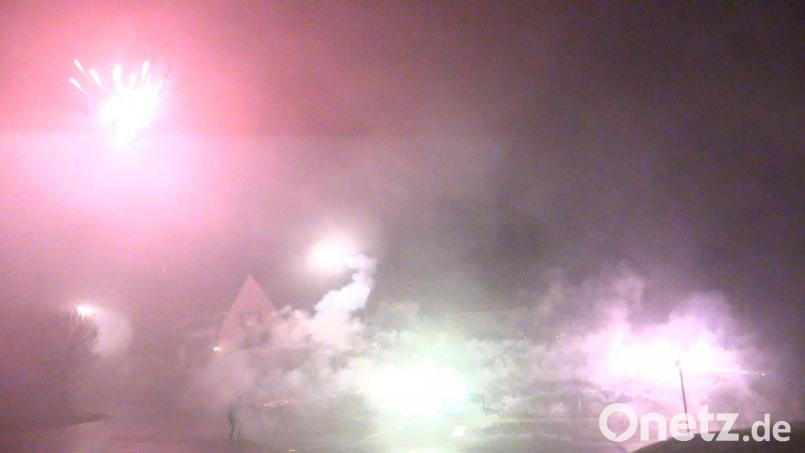 Zwei Männer beschießen sich in der Silvesternacht mit Raketen. Bild: Beer
