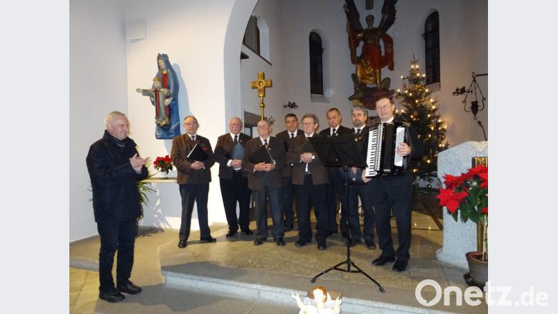 Besinnung und Andacht bringt die Singgruppe der Eghalanda Gmoi z’ Waldsassen in die Expositurkirche Sankt Michael. Links im Bild Pfarrer Josef Triebenbacher, der die Texte mit Alois Fischer vertont hat. Bild: Alfons Prechtl