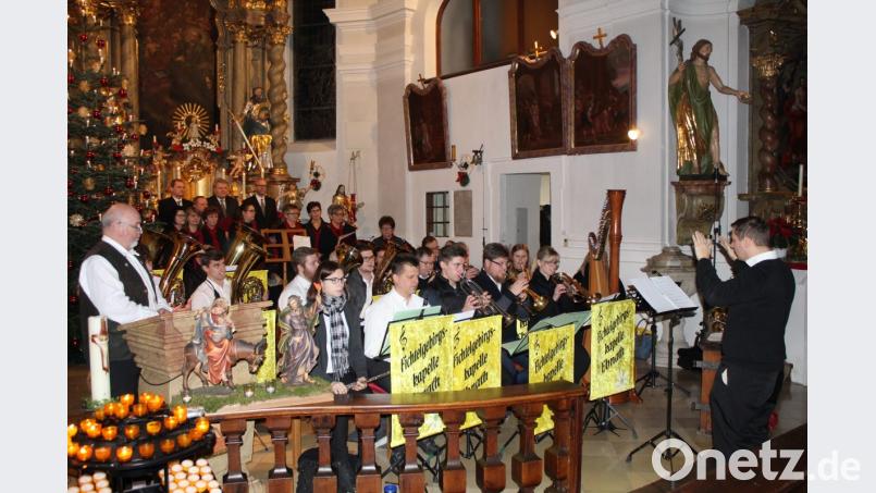 Die Fichtelgebirgskapelle wurde von Johannes Prechtl dirigiert. Im Hintergrund der KIrchenchor unter Leitung von Martin Kopp. Bild: soj