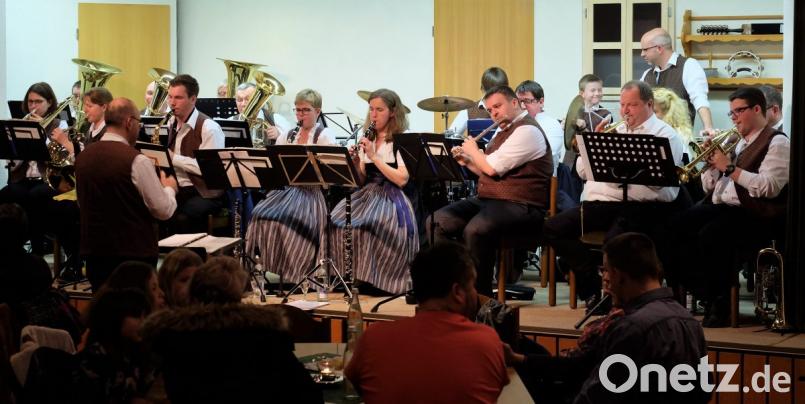 Die Blaskapelle begrüßt das neue Jahr mit zahlreichen Musikstücken und begeistert das Publikum mit neuen Liedern. Bild: wlr