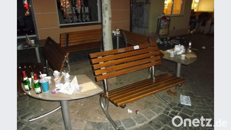 Kein Bild mit Seltenheitswert. So sieht es in der Altstadt öfter aus. Stadt und Wirte suchen nach Lösungen und haben nun offenbar eine gefunden – sie heißt Müll-Hai. Bild: exb