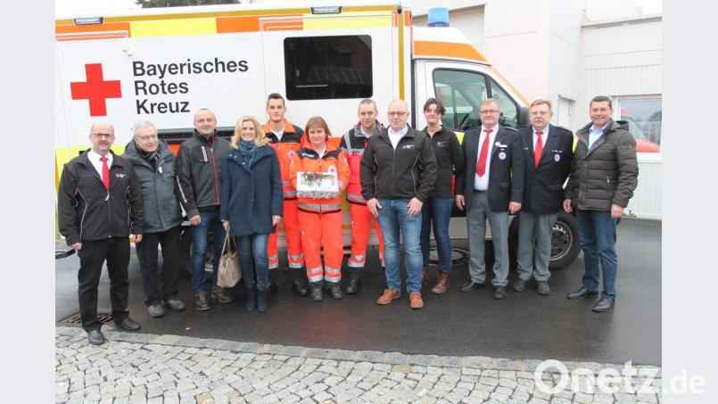 Bürgermeister Rainer Rewitzer (rechts) dankt mit Peter Trstan, Josef Windirsch und zweiter Bürgermeisterin Andrea Lang (ab Zweiter von links) dem BRK-Team. Bild: pi
