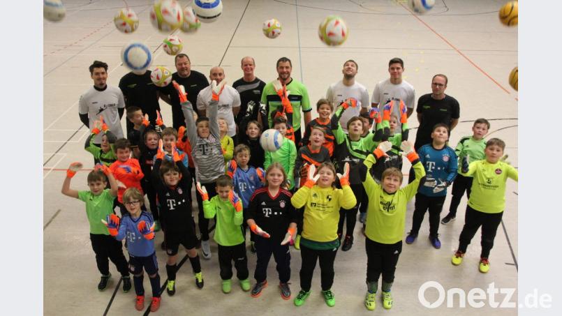 28 Jungen und Mädchen machten beim 7. Hallen-Torwartcamp von Huberth Rosner (hinten Mitte) mit. Die Trainer luden an vier Stationen zu den verschiedensten Trainingseinheiten ein. Bild: kro