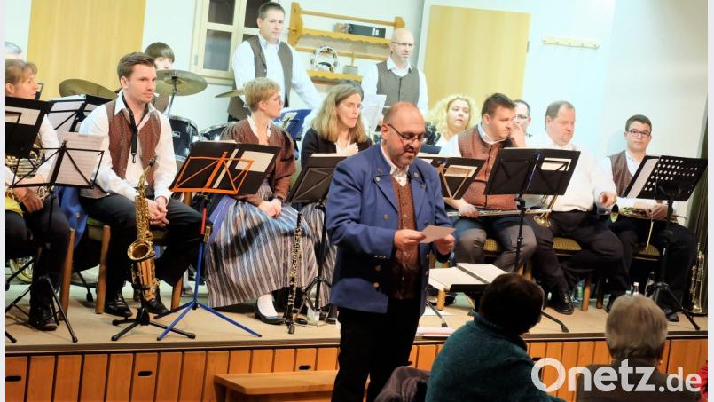 Michael Erfurt begrüßte mit seiner Blaskapelle viele Zuhörer des Neujahrskonzerts im Untersaal der katholischen Kirche. Bild: wlr