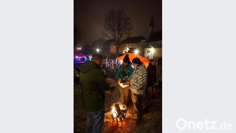 Zum Händewärmen prasselte das Holzfeuer in Eisenkörben Bild: eib