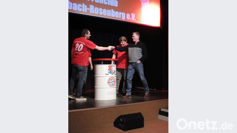 Gerhard Pickel (links), von Anfang an Vorsitzender des Fanclubs, freut sich über das von Peter Weiß (rechts) angefertigte Rednerpult mit Vereinswappen. Mit im Bild Zweiter Kassier Helmut Stiegler. Bild: exb