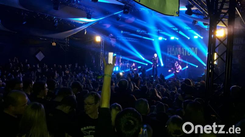 "Dämonentanz" im Musiccenter Trockau: Hämatom heizen ihren Fans wieder richtig ein. Bild: hai