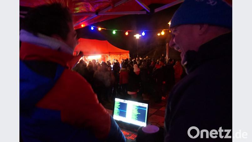 Vorstandsteammitglied Sepp Zwick (rechts) und DJ Zäpp (Josef Eibauer) beobachten hinterm Mischpult die Szene und freuen sich über die gut besuchte WSV-Winterparty. Bild: eib