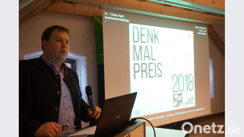 Bezirksheimatpfleger Tobias Appl sieht die Denkmalförderung im Bezirk als Pflichtaufgabe und Herzensangelegenheit. Bild: eib