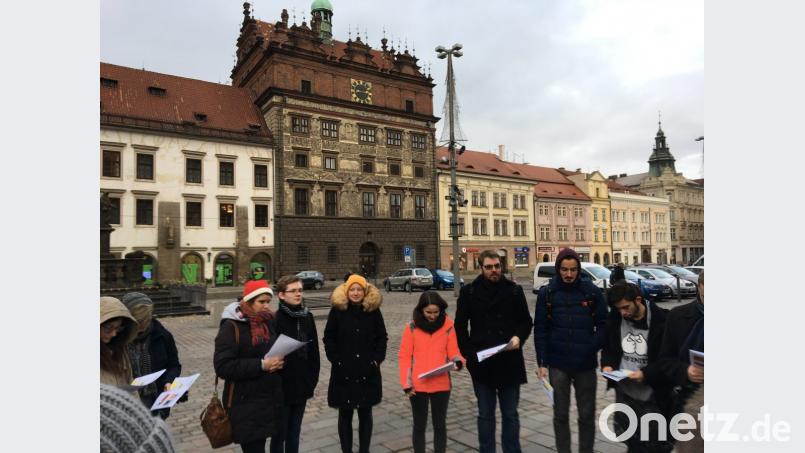 Deutsche und Tschechen knüpfen bei der Stadtrallye vor dem Pilsener Rathaus erste Kontakte. Bild: exb