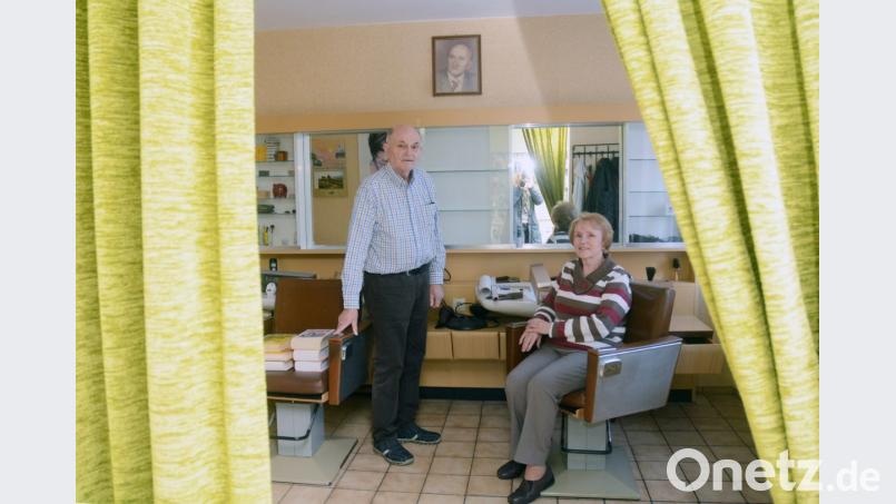 Der Vorhang fällt: Josef Melch und seine Frau Annelie schließen ihr Friseurgeschäft. Jetzt beginnt das große Aufräumen. Bild: Gabi Schönberger