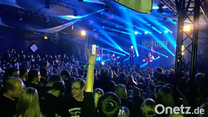 "Dämonentanz" im Musiccenter Trockau: Hämatom heizen ihren Fans wieder richtig ein. Bild: hai