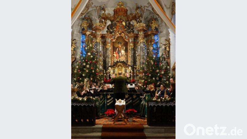 Die Steinwaldmusikanten Pullenreuth unter der Leitung von Johannes Hecht, im Altarraum der Pfarrkirche Pullenreuth Bild: twg