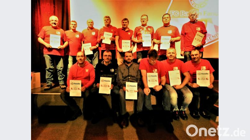 Einige Gründungsmitglieder des FC Bayern-Fanclubs Sulzbach-Rosenberg und Jubilare, die unmittelbar danach dazugestoßen sind. Bild: exb
