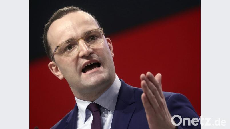 Hatte Bundesgesundheitsminister Jens Spahn (CDU) in seiner Jugend eine Zahnspange oder nicht? Eine von seinem Ministerium veröffentlichte Studie kritisiert die fehlende Erforschung des medizinischen Nutzens dieser kieferorthopädischen Behandlung. Bild: Michael Kappeler/dpa