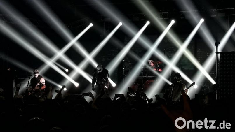 "Dämonentanz" im Musiccenter Trockau: Hämatom heizen ihren Fans wieder richtig ein. Bild: hai
