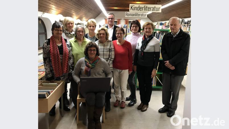 Die EDV hat Einzug gehalten. Darüber freuen sich gemeinsam mit der Leiterin Charlotte Fleischmann (sitzend) von links Elisabeth Ernstberger, Hildegard Feyrer, Ingrid Plank, Rosi Schönberger, Inge Dolles, Bürgermeister Hermann Falk, Christine Meier, Monika Fleischmann, Anneliese Bauer und Stadtpfarrer Hans-Peter Bergmann. Bild: u